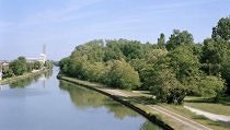 Le canal du loing et Rioglass France S.A à l'horizon